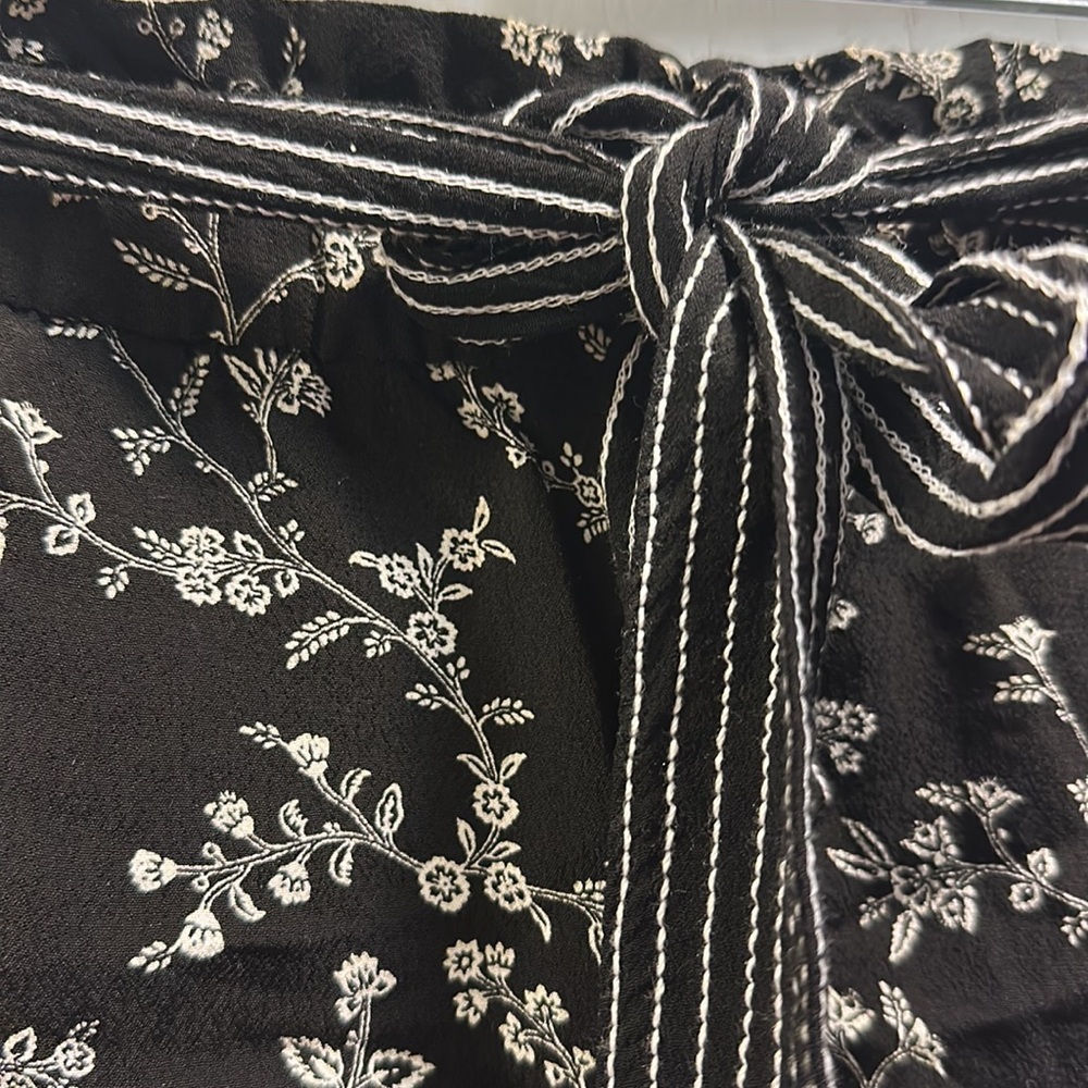 LOFT Printed Paper Bag, Pull on elastic waist.Tie Belt. SZ XS Black/white floral - Picture 2 of 6